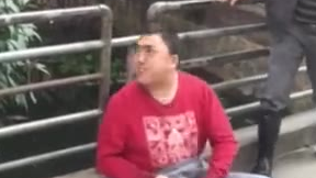 戏弄傻儿